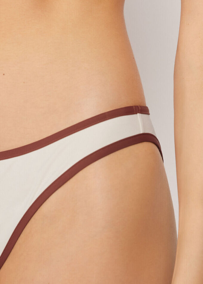 Slip de baie cu bordură bicoloră Slip de baie cu bordură bicoloră