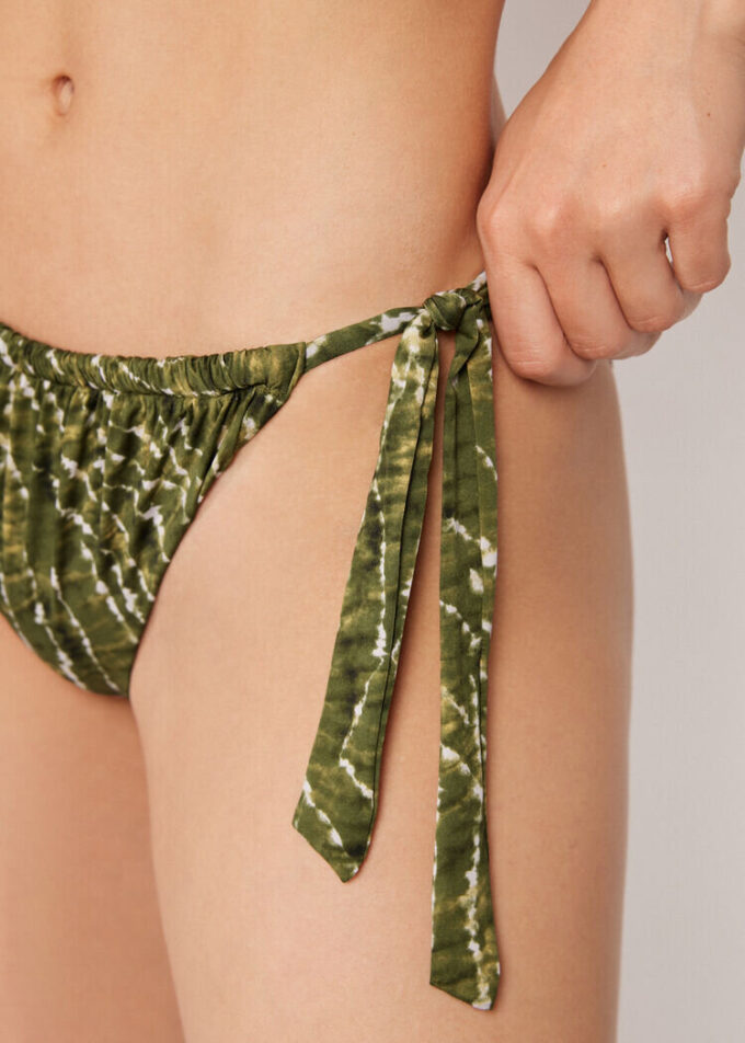 Slip de baie cu legături, în stil tie-dye natural Slip de baie cu legături, în stil tie-dye natural