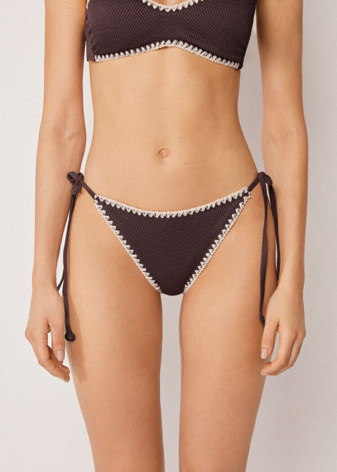 Slip de baie cu șnururi și broderie bicoloră