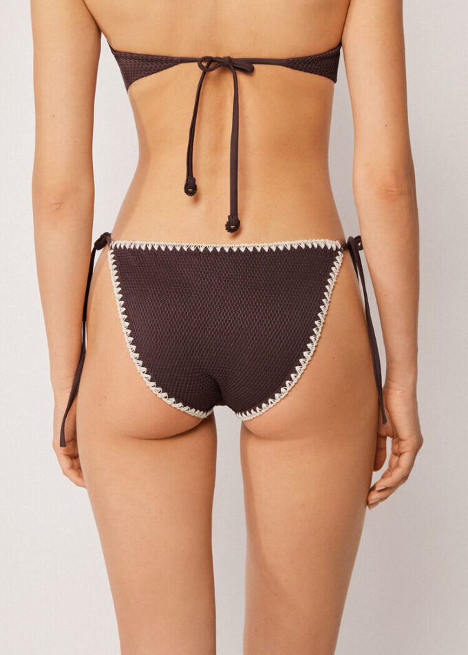 Slip de baie cu șnururi și broderie bicoloră