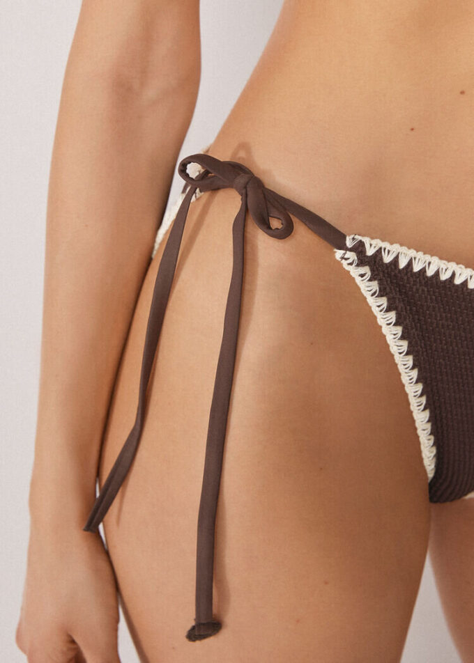Slip de baie cu șnururi și broderie bicoloră