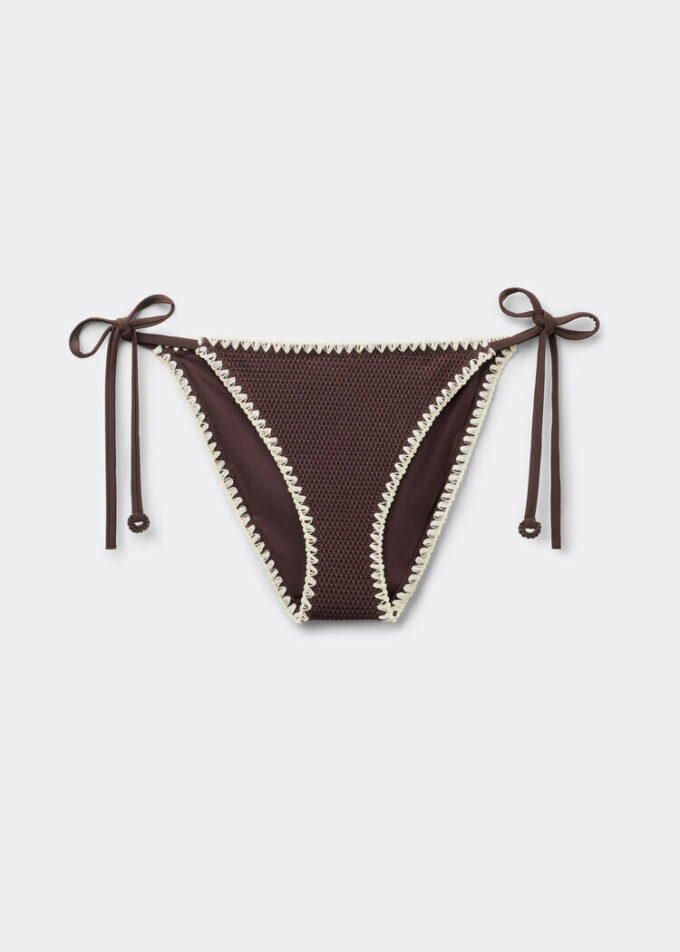 Slip de baie cu șnururi și broderie bicoloră