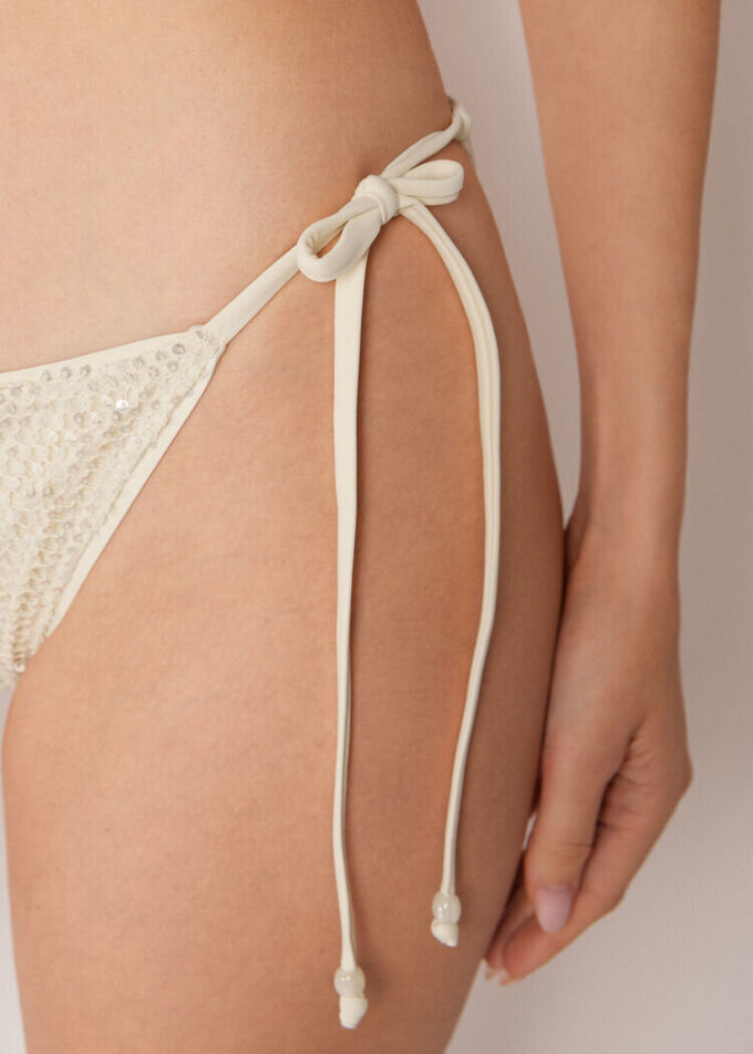 Slip de baie cu șnururi și plasă cu paiete