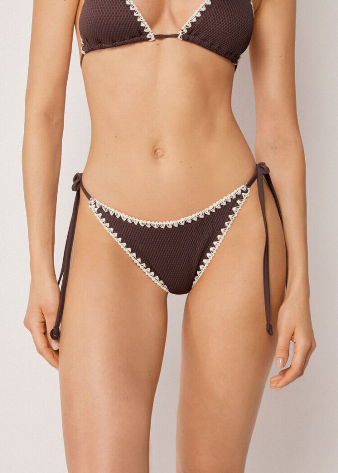 Slipuri braziliene de baie cu broderie bicoloră Slipuri braziliene de baie cu broderie bicoloră