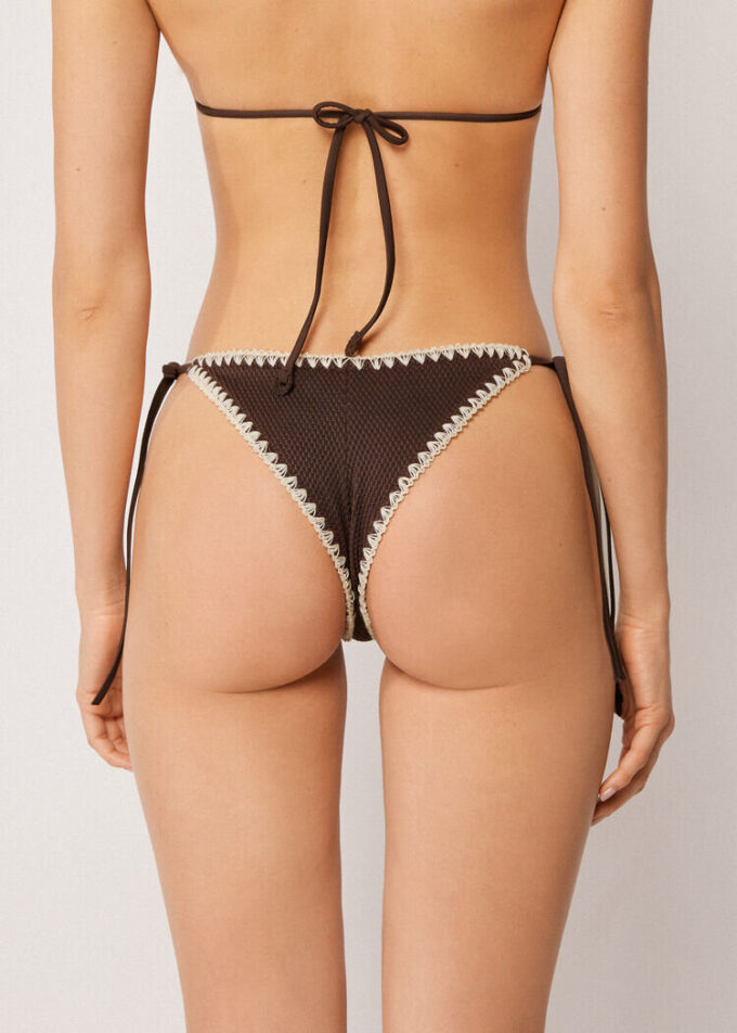 Slipuri braziliene de baie cu broderie bicoloră Slipuri braziliene de baie cu broderie bicoloră