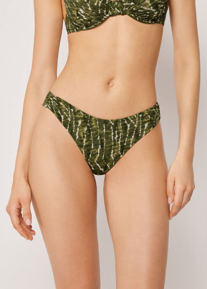 Slipuri braziliene de baie cu efect tie-dye natural Slipuri braziliene de baie cu efect tie-dye natural