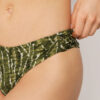 Slipuri braziliene de baie cu efect tie-dye natural Slipuri braziliene de baie cu efect tie-dye natural