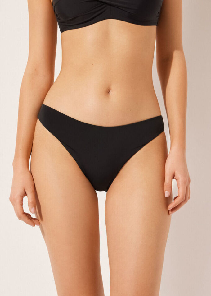 Slipuri de bikini cu tăietură înaltă