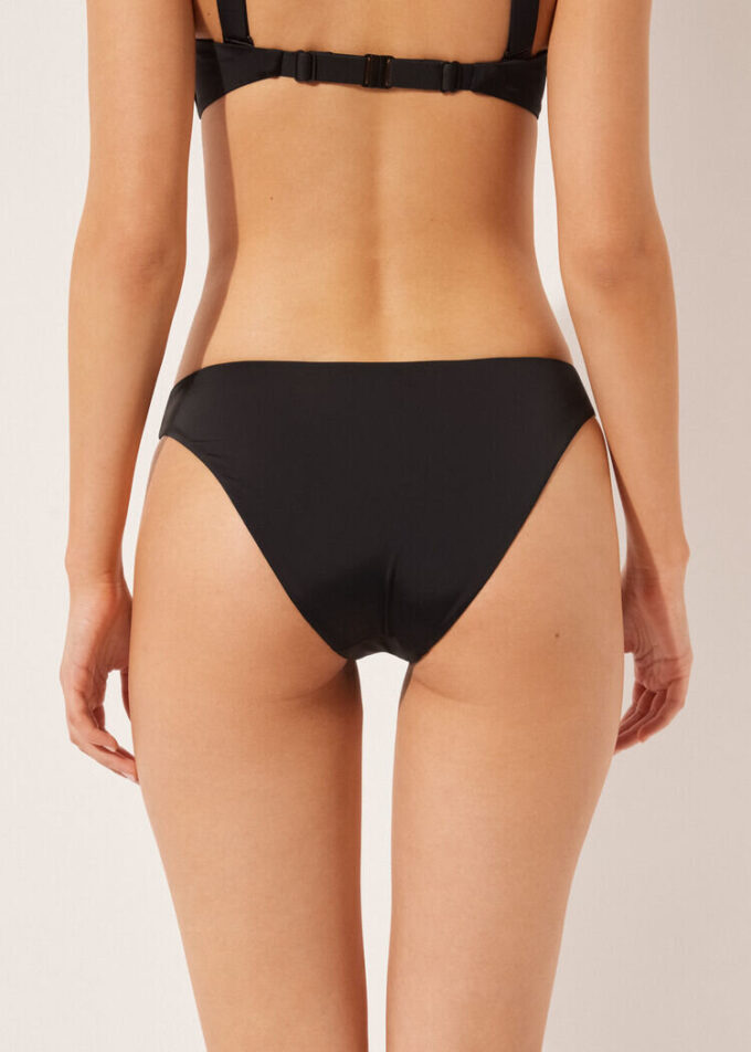 Slipuri de bikini cu tăietură înaltă