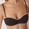 Top de bikini tip bandeau cu broderie bicoloră Top de bikini tip bandeau cu broderie bicoloră