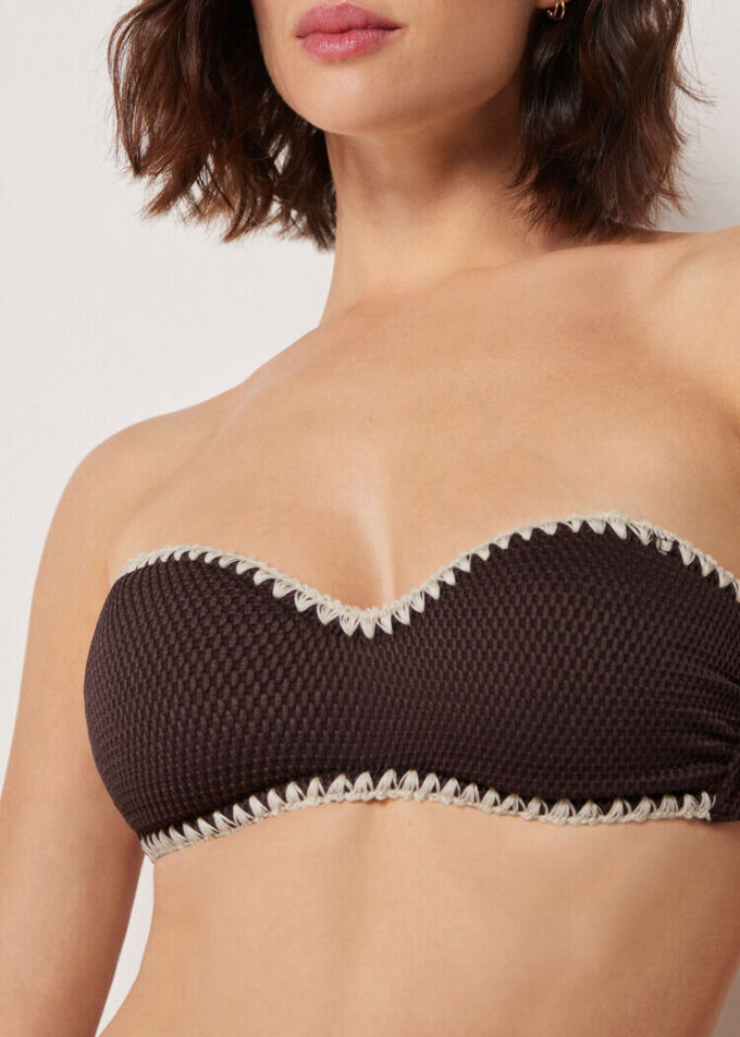 Top de bikini tip bandeau cu broderie bicoloră Top de bikini tip bandeau cu broderie bicoloră